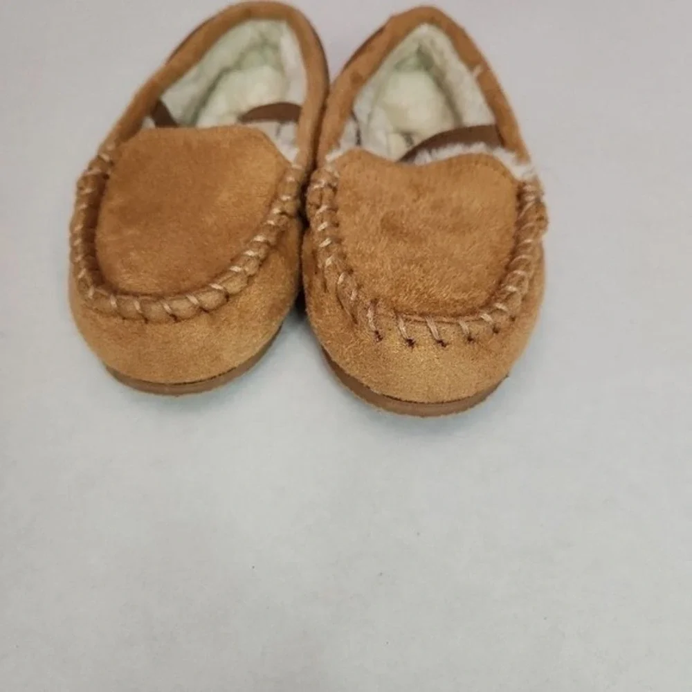 Crown Vintage Slippers Kids Size 8 Tan Cream Moccasin Fleece Lined Soft SoleCozy